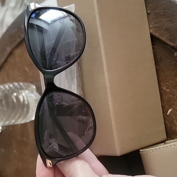 Burberry sunglasses nwt firm! - Picture 8 of 9